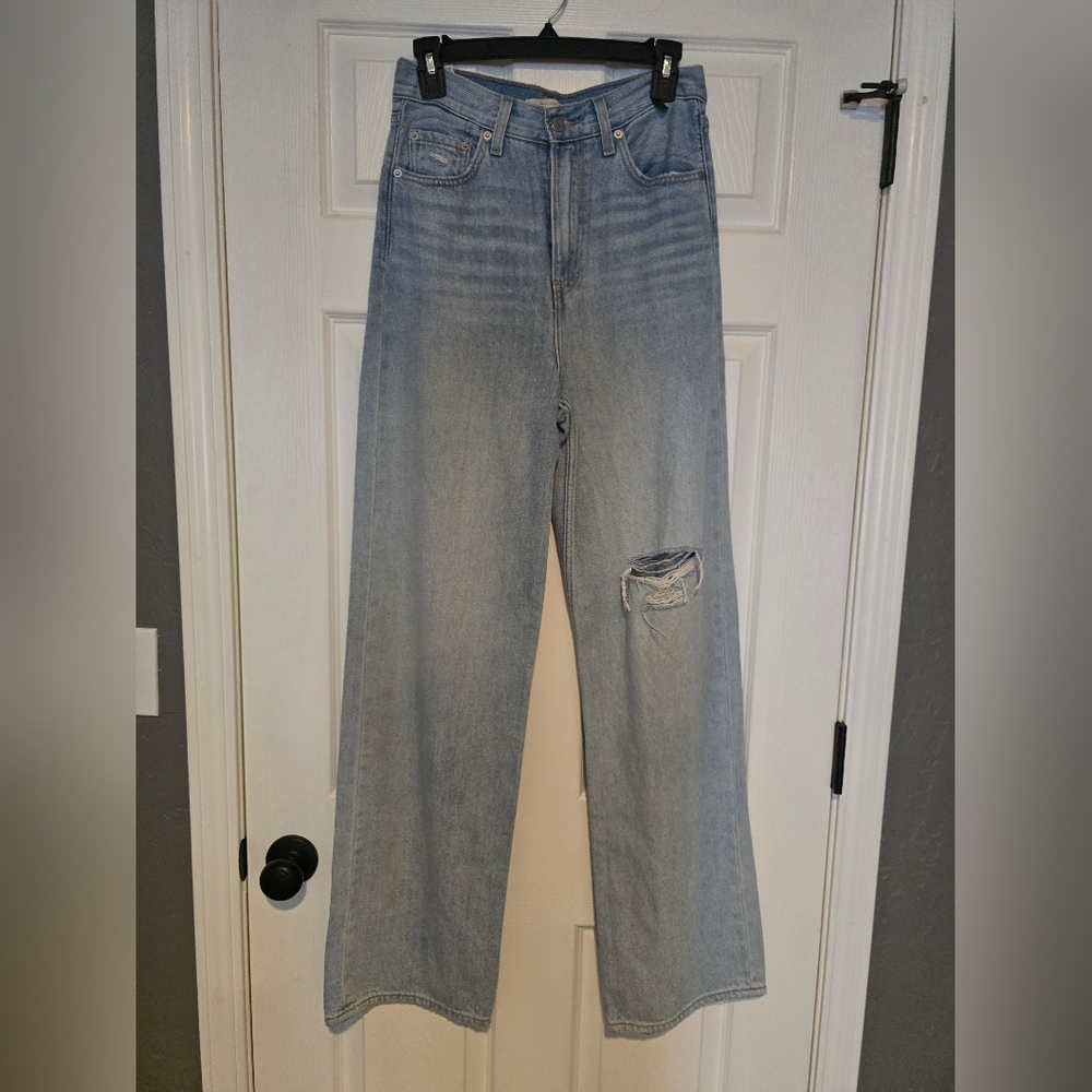 NWOT Womens Levi's High Rise Wedgie Distressed Jeans